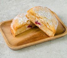 Слойка миндальная с вишней