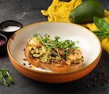 Брускетта с королевскими креветками и авокадо