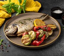 Дорадо на гриле с овощами