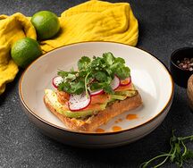 Брускетта с лососем