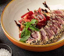 Стейк тунца-татаки с копчеными томатами