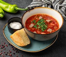 Борщ с салом, сметаной и гренками