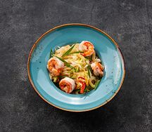 Вок с удоном, креветками и овощами