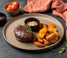 Филе миньон с картофельными дольками и шампиньонами