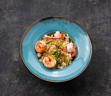 Вок с рисом, креветками, овощами и соусом на выбор