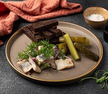 Сельдь с гренками и солеными огурчиками