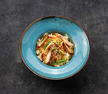 Вок с рисом, курицей, овощами и соусом на выбор