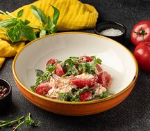 Салат с томатами и страчателлой