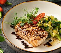 Цыпленок гриль с цукини, шпинатом и печеным перцем