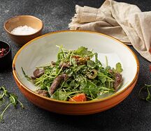 Салат с рукколой и говядиной