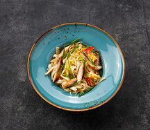 Вок с удоном, курицей, овощами и соусом на выбор