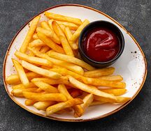 Картофель фри с соусом на выбор