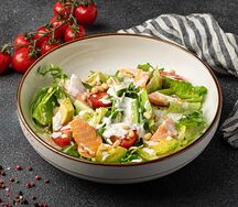 Салат с лососем и соусом горгонзолла