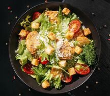 Салат Цезарь с курицей