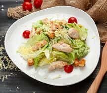 Салат Цезарь с курицей