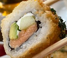 Горячий ролл с лососем