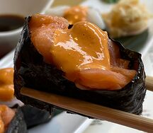 Гункан с лососем