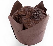 Шоколадный маффин с вишней