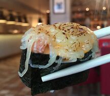 Запеченный гункан с лососем