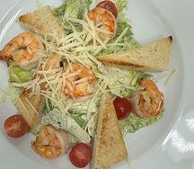 Салат Цезарь с креветками