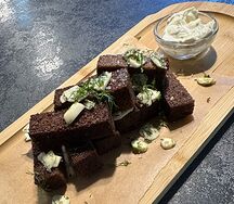 Гренки из бородинского хлеба с укропом, чесноком и чесночным соусом