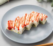 Сладкий ролл с клубничным соусом