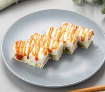 Сладкий ролл с карамельным соусом