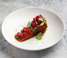 Чизкейк с карамелью и свежими ягодами