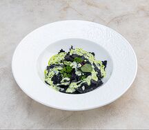 Черные равиоли с морепродуктами