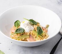 Фрегола с копченым лососем и сыром страчателла