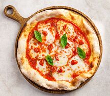 Пицца Маргарита с вялеными томатами