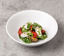 Салат c теплыми баклажанами и козьим сыром