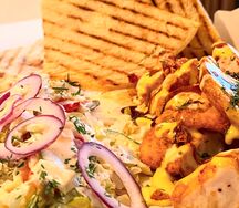 Открытая шаурма на тарелке