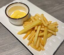 Картошка фри с сырным соусом