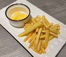 Картошка фри с сырным соусом