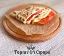 Тортилья с яйцом, помидором и сыром