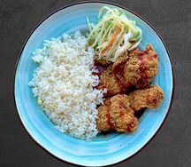 Хрустящая курица в соусе гун бао с рисом