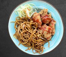 Хрустящая курица в кисло-сладком соусе с лапшой