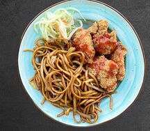 Хрустящая курица в соусе Гун Бао с лапшой