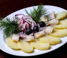 Отварной картофель с луком и селедкой