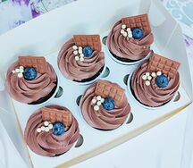 Набор шоколадных капкейков с вишней
