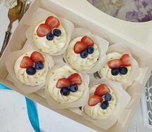 Набор шоколадных капкейков с карамелью и арахисом