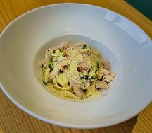 Паста с курицей, креветками и цукини 