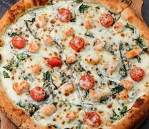 Пицца с креветками и шпинатом