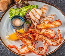 Ассорти из диких морепродуктов на углях