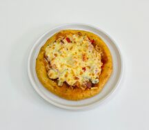 Пицца с помидором и сыром