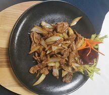 Говядина, жаренная с луком