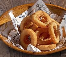 Луковые кольца с соусом тар-тар