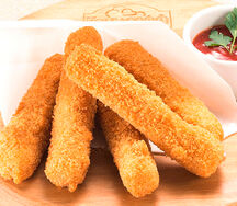 Сырные палочки с брусничным соусом