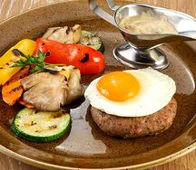 Бифштекс с яйцом и жареным картофелем